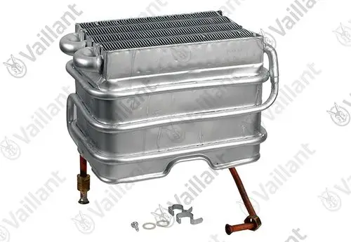 Wärmetauscher von Vaillant, mit mehreren geschichteten Kammern und angeschlossenen Rohren für den Wärmeübertrag. Metallisches Gehäuse, kompakte Bauweise.